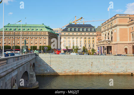 Norrbro (North Bridge) und Gustav Adolfs Torg mit rechts Kungliga Operan (Royal Opera House), Stockholm, Schweden, Skandinavien. Stockfoto