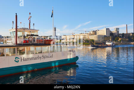 Fähre und Schiff, Hammarby Sjostad eco Nachbarschaft ein Pionier im Bereich der nachhaltigen Entwicklung, Hammarby See, Stockholm, Schweden, Skandinavien. Stockfoto
