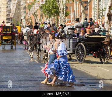 Sevilla, Spanien - April 2014: Frauen tragen traditionelle Kostüme in Sevilla April Messe im April 2014 in Sevilla, Spanien Stockfoto