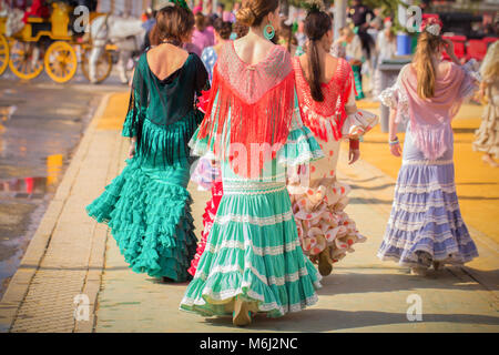 Sevilla, Spanien - April 2014: Frauen tragen traditionelle Kostüme in Sevilla April Messe im April 2014 in Sevilla, Spanien Stockfoto