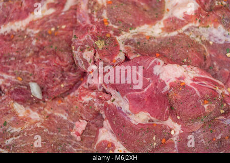 Extreme closeup Detail der würzigen Fleisch ohne Knochen bereit zum Grillen, flachen Fokus Stockfoto