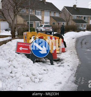 März 2018 - Schnee blockiert Bürgersteig an der Straße arbeitet im Somerset Village von Cheddar. Stockfoto