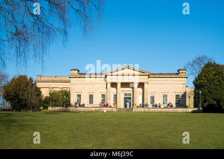 Leute genießen Winter Sonnenschein außerhalb des Yorkshire Museum Museum Park im Stadtzentrum von York England Stockfoto