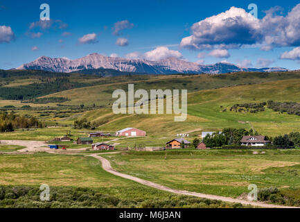 Ranch Gebäude in Rollenvorbergen der Kanadischen Rockies, in weiter Ferne sichtbar, in der Nähe von Longview, Alberta, Kanada Stockfoto