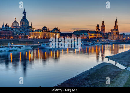 Die Altstadt von Dresden mit der Elbe nach Sonnenuntergang Stockfoto