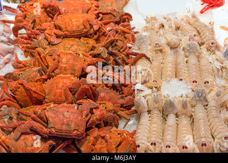 Krabben und Krebse zum Verkauf auf einem Markt in Madrid, Spanien Stockfoto