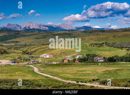 Ranch Gebäude in Rollenvorbergen der Kanadischen Rockies, in weiter Ferne sichtbar, in der Nähe von Longview, Alberta, Kanada Stockfoto