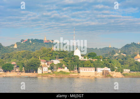 Sagaing: Irrawaddy (Ayeyarwady Fluss), Sagaing Hill, Stupas, Tempel, Region, Mandalay, Myanmar (Birma) Stockfoto