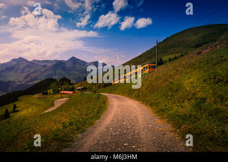 Bunte Landschaft in der Jungfrau Region mit der Bergbahn von Lauterbrunnen nach Kleine Scheidegg. Wengen, Berner Alpen, Schweiz Stockfoto