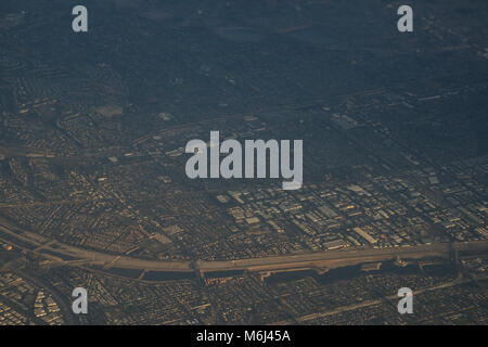 Blick aus dem Flugzeug während des Fluges über Los Angeles im Sonnenuntergang Stockfoto