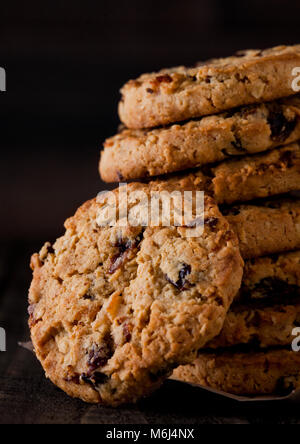 Glutenfreie Haferflocken Schokolade Cookies mit rasins auf einer alten hölzernen Hintergrund Stockfoto