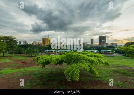 Nairobi Stadtbild Skyline von Uhuru Park mit einem großen Sturm über der Stadt, Kenia Stockfoto