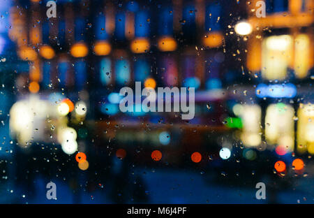 Emotionale romantisch Abstrakt Hintergrund mit Defokussierten Lichter in London bokeh, UK hinter Regen fällt in Fensterglas - Konzentrieren Sie sich auf wenige Tropfen Stockfoto