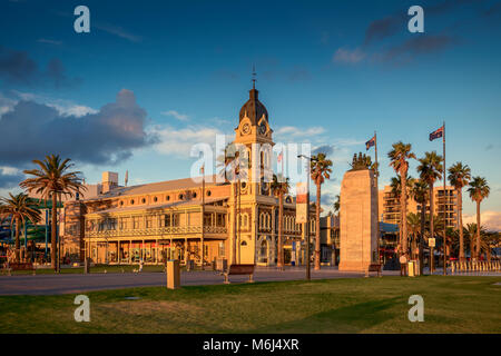 Adelaide, Australien - 25. Februar 2016: Glenelg Rathaus mit Pioneer Memorial durch Moseley Square bei Sonnenuntergang gesehen. Stockfoto