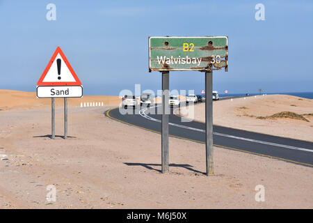 Ein straßenschild Regie nach Walvis Bay in der Nähe von Swakopmund Namibia im südlichen Afrika am Atlantik gegen einen blauen Himmel und Sanddünen in der backgroun Stockfoto