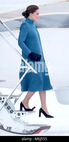 Der Herzog und die Herzogin von Cambridge Ankunft am Flughafen Oslo Gardermoen und werden von Kronprinz Haakon und Mette-Marit Kronprinzessin bietet: Prinz William, Herzog von Cambridge, Katharina, Herzogin von Cambridge, Catherine Middleton, Kate Middleton, Kronprinz Haakon, Kronprinzessin Mette-Marit Wo: Oslo, Norwegen Wann: 01. Februar 2018 Credit: John rainford/WENN.com begrüßt Stockfoto