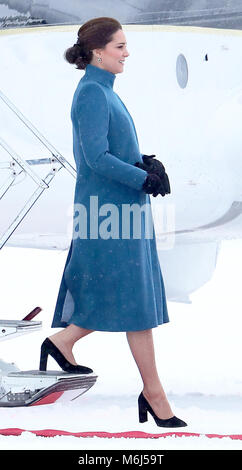 Der Herzog und die Herzogin von Cambridge Ankunft am Flughafen Oslo Gardermoen und werden von Kronprinz Haakon und Mette-Marit Kronprinzessin Mit: Katharina, Herzogin von Cambridge, Catherine Middleton, Kate Middleton Wo: Oslo, Norwegen Wann: 01. Februar 2018 Credit: John rainford/WENN.com begrüßt Stockfoto