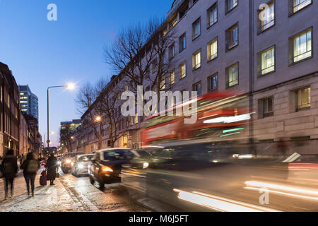 Verkehr auf Gower Street, London, bei Nacht Stockfoto