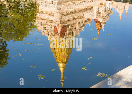 Reflexion von Ananda Pagode, Ananda Tempel in Bagan, Myanmar (Birma), Asien im Februar Stockfoto