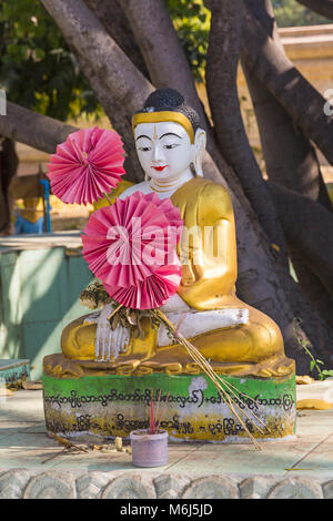 Buddha Statue auf dem Gelände des Ananda Pagode, Ananda Tempel in Bagan, Myanmar (Birma), Asien im Februar Stockfoto