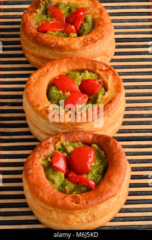 Vol-au-vent mit Pilzen und Huhn, auf Bambus Stockfoto