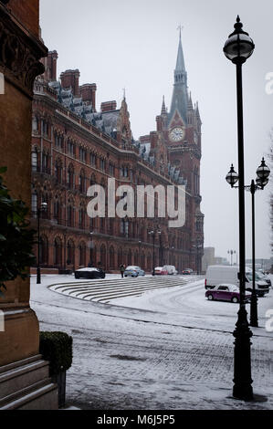 St. Pancras Renaissance Hotel im Schnee, Camden, London, UK Stockfoto