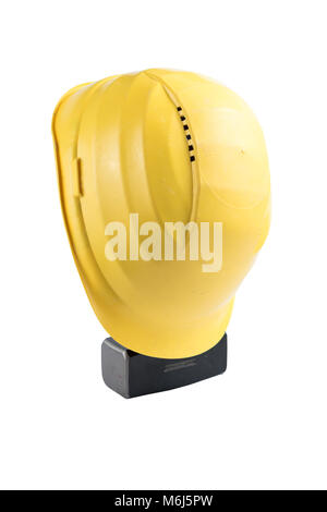 Gelbe Helm auf einem kleinen Vorschlaghammer mit Holzgriff auf weißem Hintergrund isoliert, Oberfläche. Pfad gespeichert, ausgeschnitten. Baumaschinen. Stockfoto