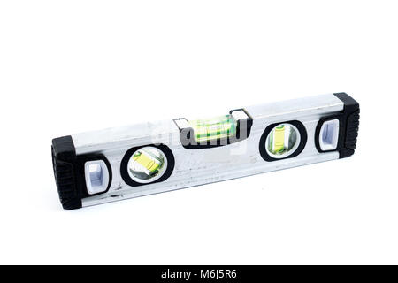 Silver Spirit Level auf weißem Hintergrund. Bau Werkzeug. Metall kleine Geist Hebel. Tool zum Reparieren. Stockfoto