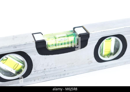 Silver Spirit Level auf weißem Hintergrund. Bau Werkzeug. Metall kleine Geist Hebel. Tool zum Reparieren. Stockfoto
