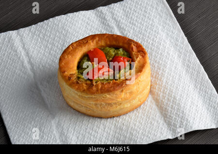 Vol-au-vent mit Pilzen und Huhn, auf weißem Papier Stockfoto