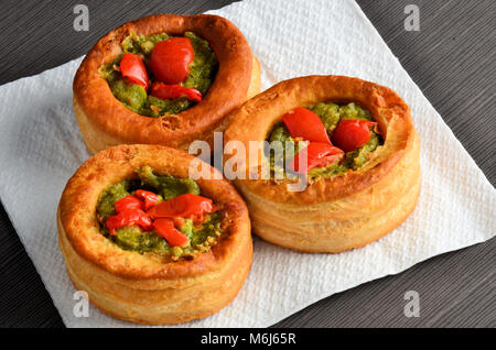 Vol-au-vent mit Pilzen und Huhn, auf weißem Papier Stockfoto