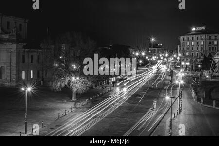 BOLOGNA, Italien - 17 Februar 2016: Via dell'Indipendenza Straße in Bologna in der Nacht. Stockfoto