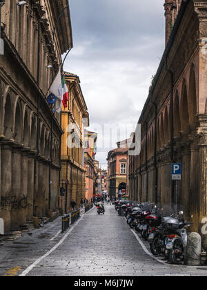 BOLOGNA, Italien - 17. FEBRUAR 2016: Eine schöne Straße in Bologna an einem bewölkten Tag. Stockfoto