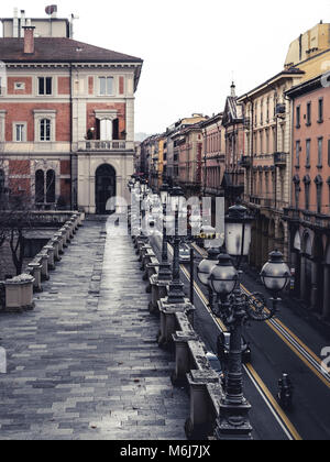 BOLOGNA, Italien - 17 Februar 2016: Via dell'Indipendenza Straße in Bologna bei einem leichten Regen. Stockfoto