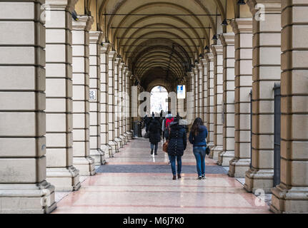 BOLOGNA, Italien - 17. FEBRUAR 2016: die Menschen gehen durch einen Portikus, überdachten Gehweg, in Bologna mit seinen fast 40 Kilometer Arkaden. Bologna Stockfoto
