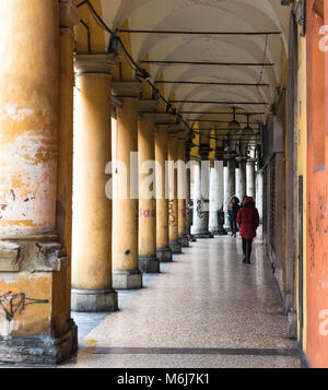 BOLOGNA, Italien - 17. FEBRUAR 2016: die Menschen gehen durch einen Portikus, überdachten Gehweg, in Bologna mit seinen fast 40 Kilometer Arkaden. Bologna Stockfoto