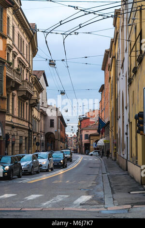 BOLOGNA, Italien - 17. FEBRUAR 2016: eine Straße in Bologna an einem bewölkten Tag. Stockfoto