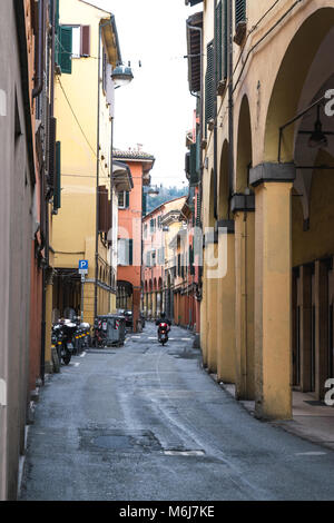 BOLOGNA, Italien - 17 Februar, 2016: Ein unbekannter Mann auf einem Motorroller in Bologna, Italien Stockfoto