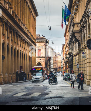 BOLOGNA, Italien - 17. FEBRUAR 2016: eine Straße in Bologna an einem bewölkten Tag. Stockfoto