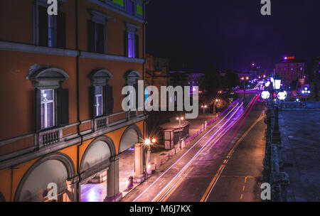 BOLOGNA, Italien - 17 Februar 2016: Via dell'Indipendenza Straße in Bologna in der Nacht. Stockfoto