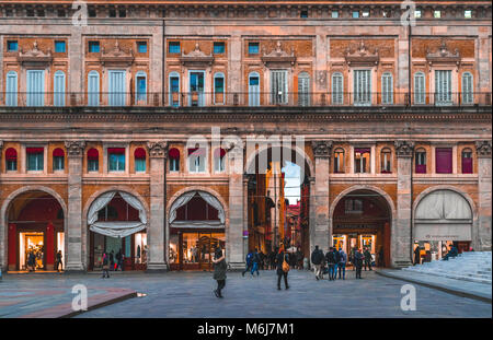 BOLOGNA, Italien - 17 Februar 2016: unbekannte Menschen zu Fuß auf der Piazza Maggiore, Bologna, Italien Stockfoto