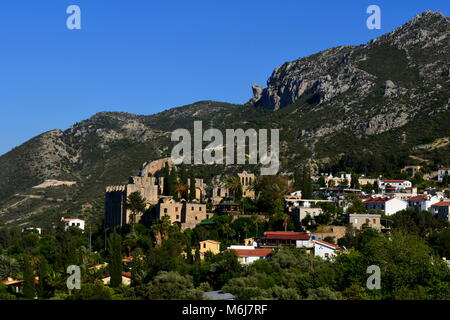 Bellapais Kloster und Dorf in der Nähe von Kyrenia (Girne), Nordzypern. Stockfoto