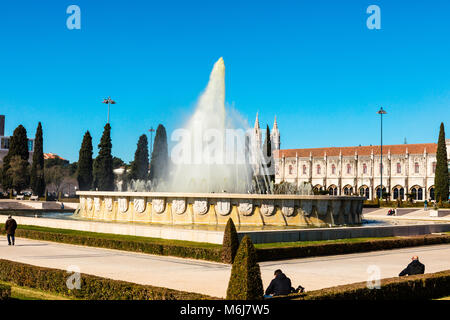 Brunnen namens Luminosa und Gärten vor Jeronimos Kloster in Belem Bezirk genannt. Lissabon. Stockfoto