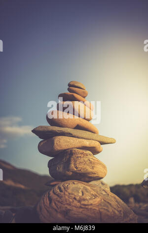 Stapel Steine symbolisieren Zen gegen den Himmel. Getönten Bild. Stockfoto