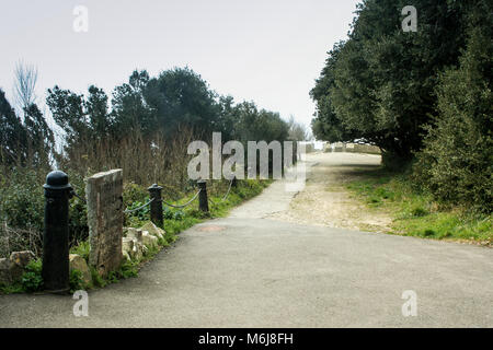 Wege um Durlston Schloss an einem sonnigen Tag, Durlston Country Park, Swanage, Dorset, Großbritannien Stockfoto