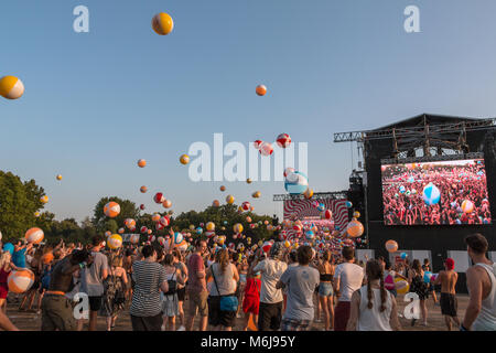 Werfen Strand Kugeln an der 2017 Sziget Festival in Budapest, Ungarn Stockfoto