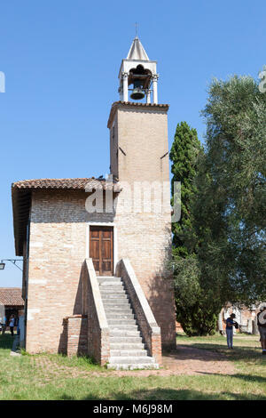 Der Glockenturm auf dem Museum auf der Insel Torcello, Venedig, Veneto, Italien mit Touristen die Zuflucht im Schatten an einem heißen Sommertag Stockfoto