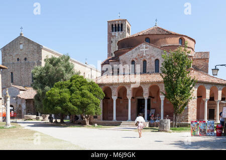 Kirche uf Santa Fosca und Basilica di Santa Maria Assunta, Torcello, Insel, Venedig, Venetien, Italien an einem heißen Tag köcheln lassen mit einem Eis Anbieter und zu Stockfoto