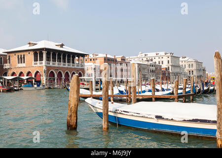 Günstig Schnee gondeln Canale grande, Rialto Markt, San Polo, Venedig, Venetien, Italien im Winter einfrieren durch die sibirische Wetter vorne verursacht Stockfoto