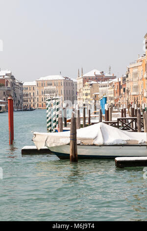 Boote im Winter Schnee auf dem Canal Grande, San Polo, Venedig, Venetien, Italien. Eine seltene schneefall in der Sibirischen Wetter vorne im Januar. Stockfoto